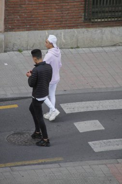 Şehirde yürüyorum.