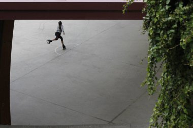 Parkta paten kayarken