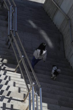 Sokakta yürüyen insanlar