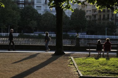 San Sebastian şehir merkezinde şehir hayatı