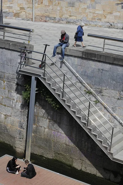 Les Gens Marchant Dans Rue — Photo