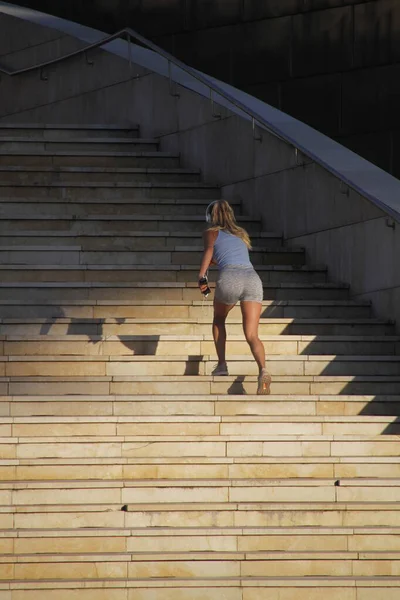 Young Woman Training Stairs — Stock Photo, Image