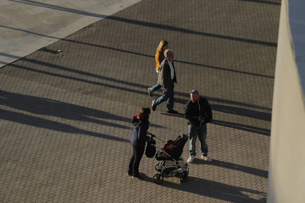 Personnes Marchant Dans Une Rue Piétonne — Photo