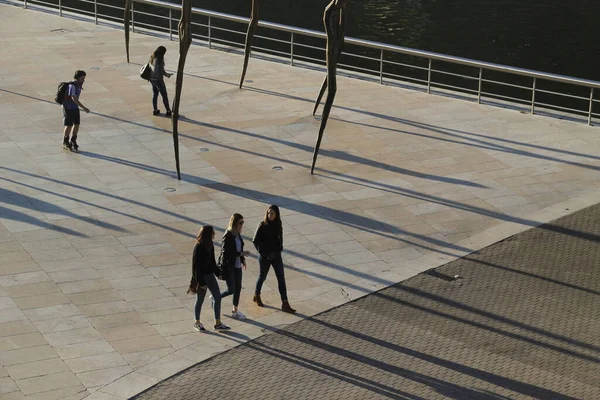 Pessoas Andando Uma Rua Pedonal — Fotografia de Stock