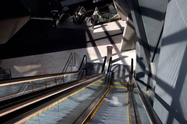 Modern bir tren istasyonunun içinde.