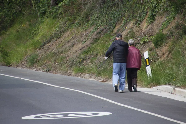 Couple Walking Road — Stock Photo, Image