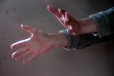 Yardım isteyen eller titriyor.