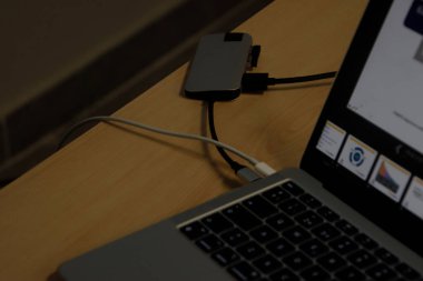 Bir dizüstü bilgisayarla çalışmak