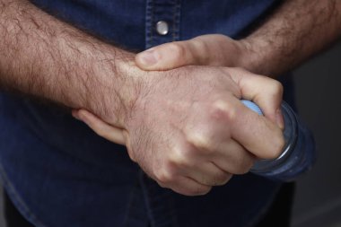 Uzun vardiya çalışmalarından dolayı kol ağrısı