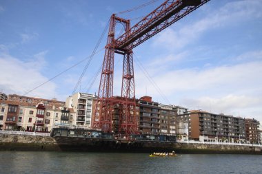 Biscay Köprüsü Bilbao nehri üzerinde.