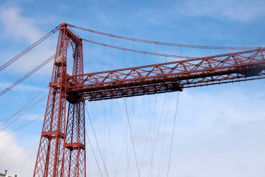 Biscay Köprüsü Bilbao nehri üzerinde.