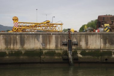 Bilbao 'nun nehir kıyısında sanayi manzarası