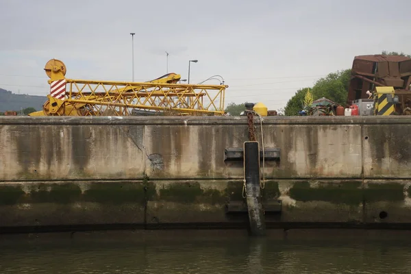 Bilbao 'nun nehir kıyısında sanayi manzarası