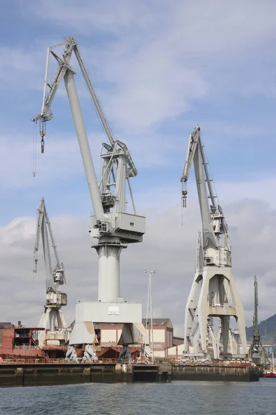 Bilbao 'nun nehir kıyısında sanayi manzarası