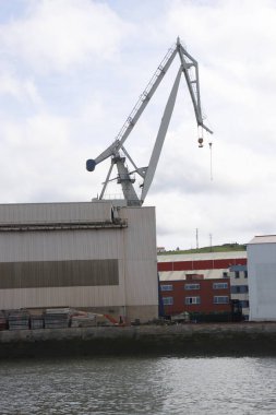 Bilbao 'nun nehir kıyısında sanayi manzarası