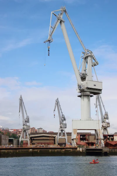 Bilbao 'nun nehir kıyısında sanayi manzarası