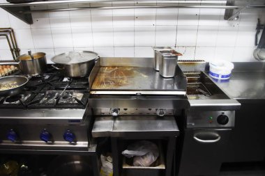 Bir restoranın mutfağı.