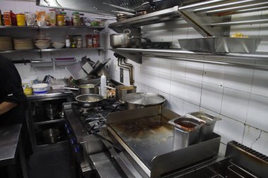 Bir restoranın mutfağı.