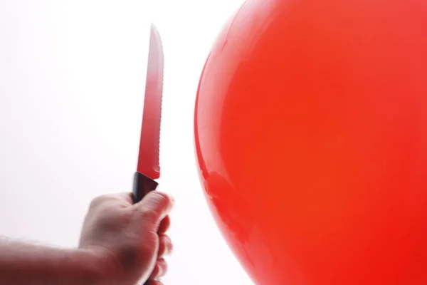 靠近红色气球的刀 — 图库照片