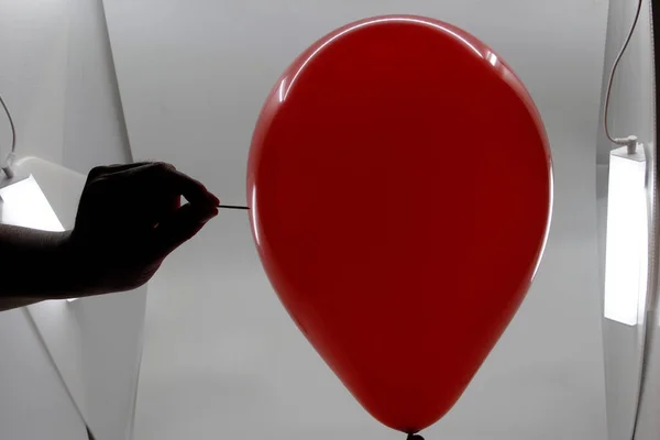 Agulha Perto Balão Vermelho — Fotografia de Stock