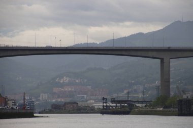 Bilbao nehri üzerindeki köprü.