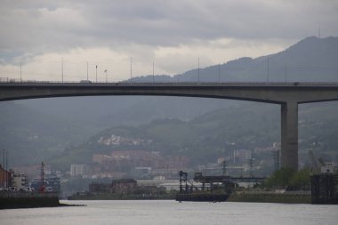 Bilbao nehri üzerindeki köprü.