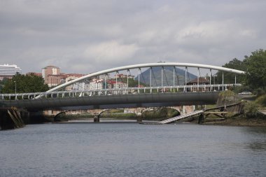 Bilbao nehri üzerindeki köprü.