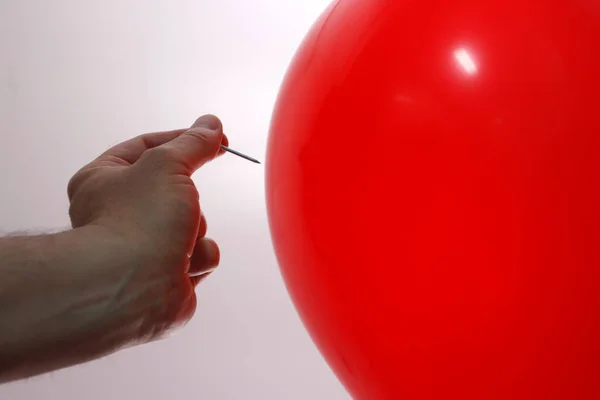 靠近红色气球的针头 — 图库照片