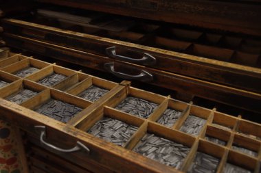 Kitapçıdaki eski yazıcı