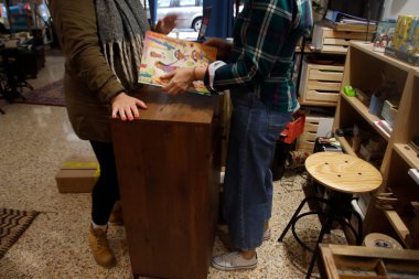 Müşteri bir kitapçıda.