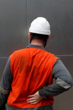 Vardiyasından sonra yorgun işçi.