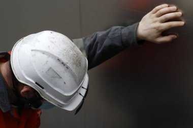 İşçi vardiyadan sonra yoruldu