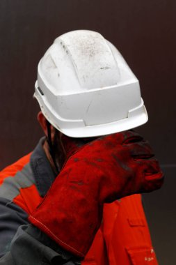 İşçi vardiyadan sonra yoruldu