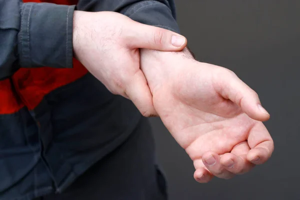 İşten sonra bilek ağrısı.