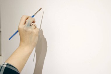 Boyamak için fırça tutarken