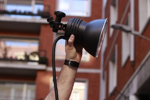 Sostener Una Lámpara Durante Una Filmación — Foto de Stock