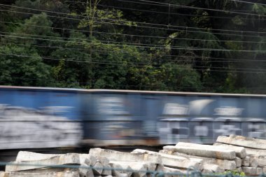 Kargo treni istasyona geliyor.