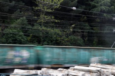 Kargo treni istasyona geliyor.