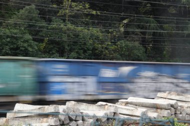 Kargo treni istasyona geliyor.