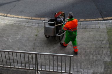 Sokakları temizliyorum.