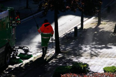 Sokağı temizleyen adam.