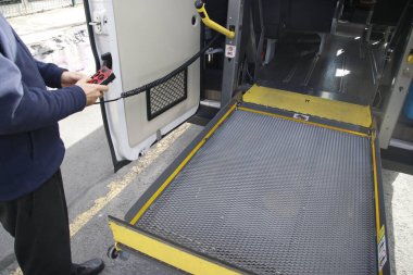 Engelliler için mekanik rampa