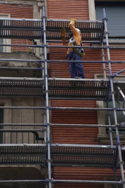 İnşaat alanında çalışan bir adam.