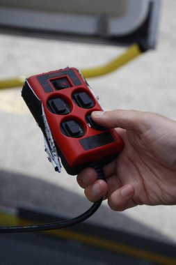 Bir kapı açmak için aygıt