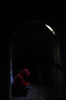 Bir tünelde izole edilmiş genç kişi.