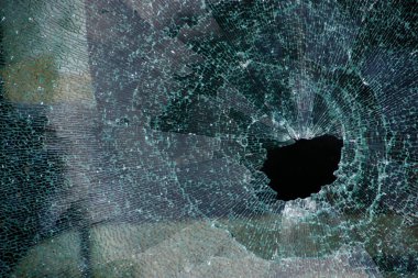 İsyan sonrası kırık pencere