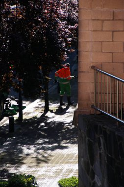 Sokakları suyla temizliyorum.