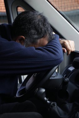 Uzun bir yolculuktan sonra yorgun sürücü
