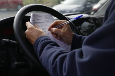 Yolculuktan önce güzergahı kontrol ediyorum.