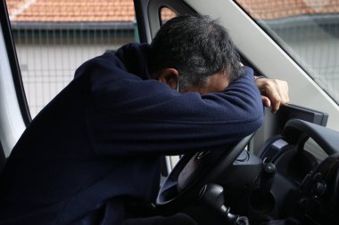Uzun bir yolculuktan sonra yorgun sürücü